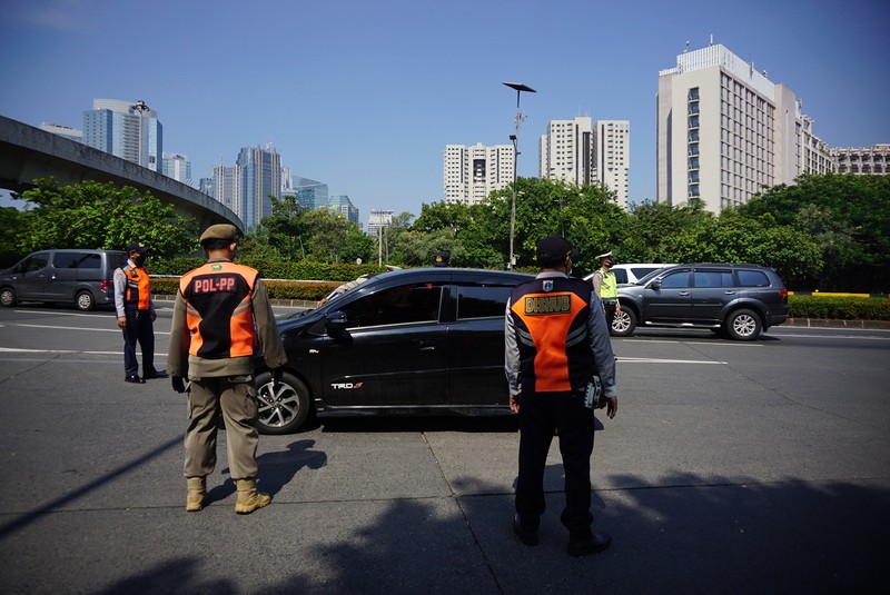 Polda Metro Jaya kembali memberlakukan aturan ganjil genap dikawasan Jl. Sudirman, Jakarta, Kamis (12/8/2021). Kebijakan ini berlaku hingga 16 Agustus 2021 mendatang atau berbarengan dengan masa PPKM level 4 di ibu kota. (CNBC Indonesia/Tri Susilo)