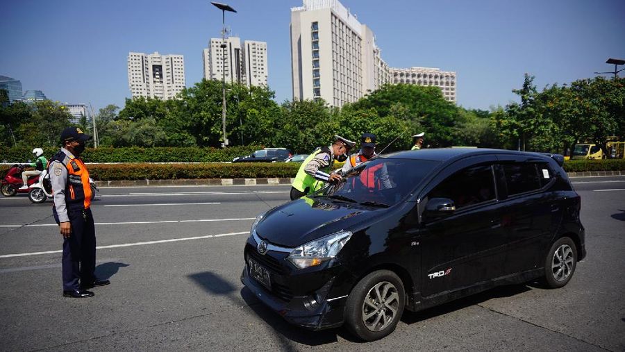 Polda Metro Jaya kembali memberlakukan aturan ganjil genap dikawasan Jl. Sudirman, Jakarta, Kamis (12/8/2021). Kebijakan ini berlaku hingga 16 Agustus 2021 mendatang atau berbarengan dengan masa PPKM level 4 di ibu kota. (CNBC Indonesia/Tri Susilo)