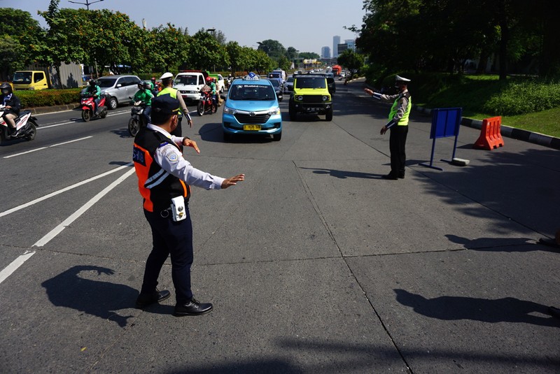 Polda Metro Jaya kembali memberlakukan aturan ganjil genap dikawasan Jl. Sudirman, Jakarta, Kamis (12/8/2021). Kebijakan ini berlaku hingga 16 Agustus 2021 mendatang atau berbarengan dengan masa PPKM level 4 di ibu kota. (CNBC Indonesia/Tri Susilo)