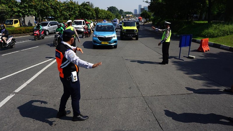 Polda Metro Jaya kembali memberlakukan aturan ganjil genap dikawasan Jl. Sudirman, Jakarta, Kamis (12/8/2021). Kebijakan ini berlaku hingga 16 Agustus 2021 mendatang atau berbarengan dengan masa PPKM level 4 di ibu kota. (CNBC Indonesia/Tri Susilo)