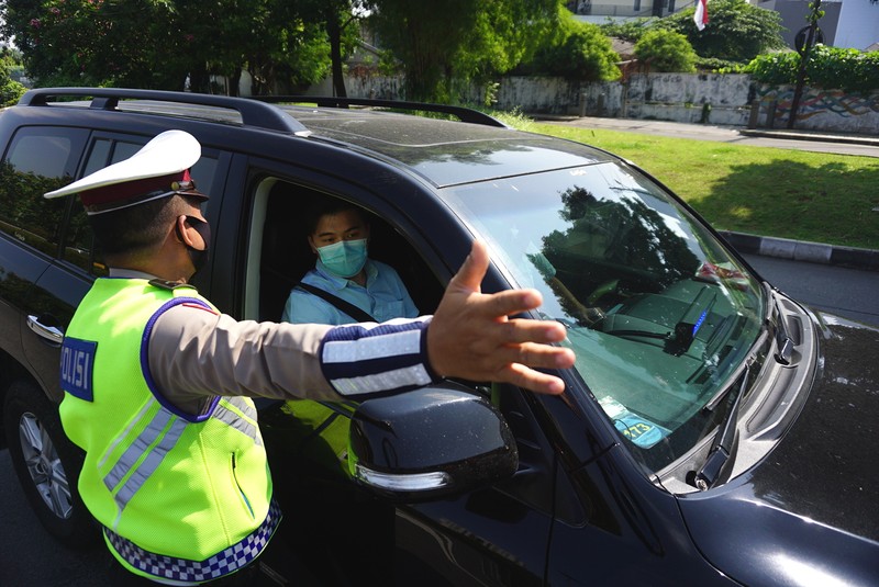 Polda Metro Jaya kembali memberlakukan aturan ganjil genap dikawasan Jl. Sudirman, Jakarta, Kamis (12/8/2021). Kebijakan ini berlaku hingga 16 Agustus 2021 mendatang atau berbarengan dengan masa PPKM level 4 di ibu kota. (CNBC Indonesia/Tri Susilo)