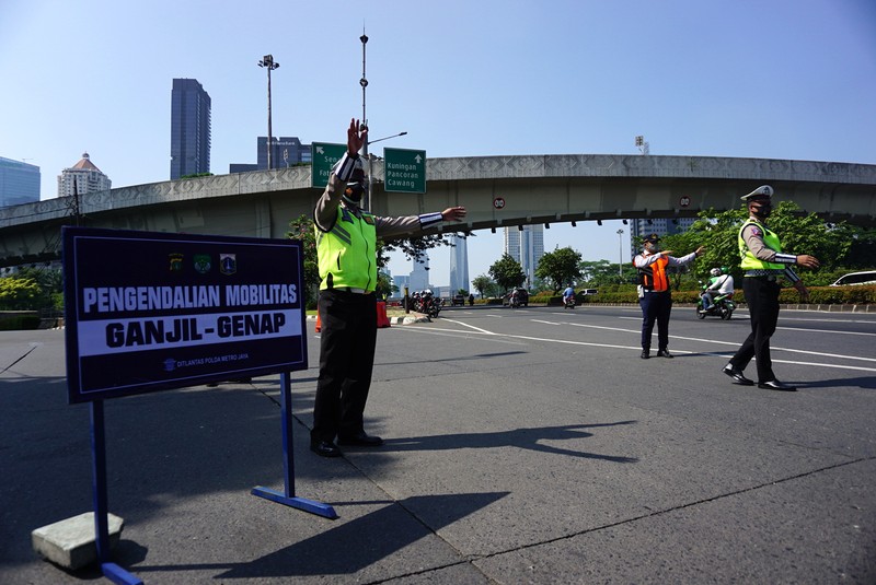 Polda Metro Jaya kembali memberlakukan aturan ganjil genap dikawasan Jl. Sudirman, Jakarta, Kamis (12/8/2021). Kebijakan ini berlaku hingga 16 Agustus 2021 mendatang atau berbarengan dengan masa PPKM level 4 di ibu kota. (CNBC Indonesia/Tri Susilo) Polda Metro Jaya kembali memberlakukan aturan ganjil genap dikawasan Jl. Sudirman, Jakarta, Kamis (12/8/2021). Kebijakan ini berlaku hingga 16 Agustus 2021 mendatang atau berbarengan dengan masa PPKM level 4 di ibu kota. (CNBC Indonesia/Tri Susilo)