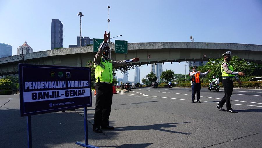 Polda Metro Jaya kembali memberlakukan aturan ganjil genap dikawasan Jl. Sudirman, Jakarta, Kamis (12/8/2021). Kebijakan ini berlaku hingga 16 Agustus 2021 mendatang atau berbarengan dengan masa PPKM level 4 di ibu kota. (CNBC Indonesia/Tri Susilo)