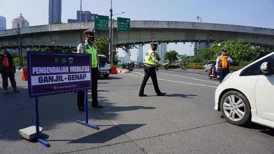 Polda Metro Jaya kembali memberlakukan aturan ganjil genap dikawasan Jl. Sudirman, Jakarta, Kamis (12/8/2021). Kebijakan ini berlaku hingga 16 Agustus 2021 mendatang atau berbarengan dengan masa PPKM level 4 di ibu kota. (CNBC Indonesia/Tri Susilo)