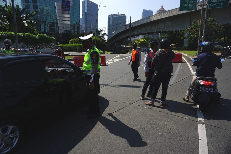 Polda Metro Jaya kembali memberlakukan aturan ganjil genap dikawasan Jl. Sudirman, Jakarta, Kamis (12/8/2021). Kebijakan ini berlaku hingga 16 Agustus 2021 mendatang atau berbarengan dengan masa PPKM level 4 di ibu kota. (CNBC Indonesia/Tri Susilo) Polda Metro Jaya kembali memberlakukan aturan ganjil genap dikawasan Jl. Sudirman, Jakarta, Kamis (12/8/2021). Kebijakan ini berlaku hingga 16 Agustus 2021 mendatang atau berbarengan dengan masa PPKM level 4 di ibu kota. (CNBC Indonesia/Tri Susilo)