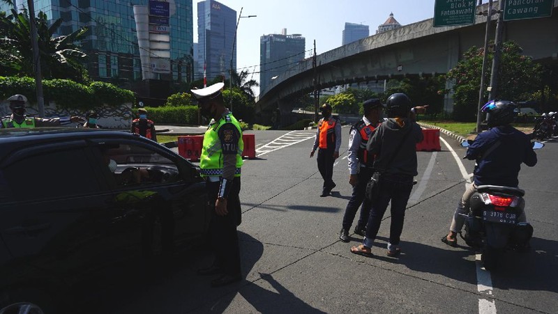 Polda Metro Jaya kembali memberlakukan aturan ganjil genap dikawasan Jl. Sudirman, Jakarta, Kamis (12/8/2021). Kebijakan ini berlaku hingga 16 Agustus 2021 mendatang atau berbarengan dengan masa PPKM level 4 di ibu kota. (CNBC Indonesia/Tri Susilo)