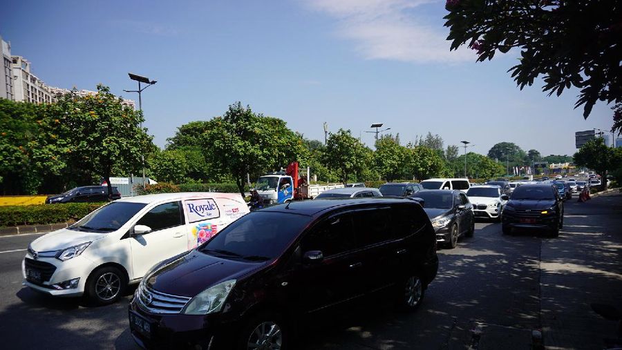 Polda Metro Jaya kembali memberlakukan aturan ganjil genap dikawasan Jl. Sudirman, Jakarta, Kamis (12/8/2021). Kebijakan ini berlaku hingga 16 Agustus 2021 mendatang atau berbarengan dengan masa PPKM level 4 di ibu kota. (CNBC Indonesia/Tri Susilo)