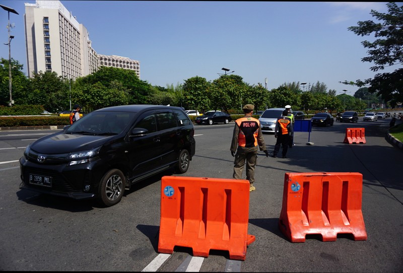 Polda Metro Jaya kembali memberlakukan aturan ganjil genap dikawasan Jl. Sudirman, Jakarta, Kamis (12/8/2021). Kebijakan ini berlaku hingga 16 Agustus 2021 mendatang atau berbarengan dengan masa PPKM level 4 di ibu kota. (CNBC Indonesia/Tri Susilo) Polda Metro Jaya kembali memberlakukan aturan ganjil genap dikawasan Jl. Sudirman, Jakarta, Kamis (12/8/2021). Kebijakan ini berlaku hingga 16 Agustus 2021 mendatang atau berbarengan dengan masa PPKM level 4 di ibu kota. (CNBC Indonesia/Tri Susilo)
