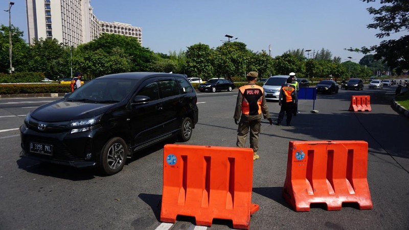 Polda Metro Jaya kembali memberlakukan aturan ganjil genap dikawasan Jl. Sudirman, Jakarta, Kamis (12/8/2021). Kebijakan ini berlaku hingga 16 Agustus 2021 mendatang atau berbarengan dengan masa PPKM level 4 di ibu kota. (CNBC Indonesia/Tri Susilo)