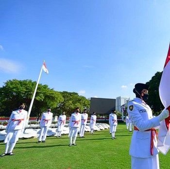 Momen Jokowi Kukuhkan 68 Anggota Paskibraka 2021