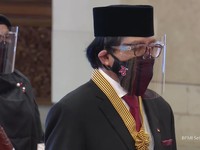 Jokowi Anugerahkan Bintang Jasa Utama Kepada Ishadi SK