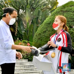 Saat Greysia 'Berjualan' Sepatu di Depan Jokowi