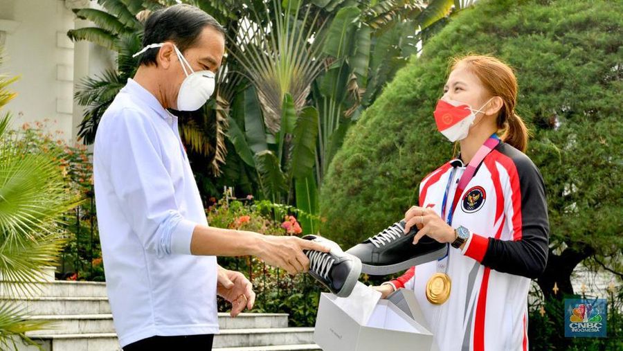 Greysia Polii menjual sepatu kepada Presiden Joko Widodo