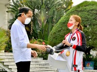 Saat Greysia 'Berjualan' Sepatu di Depan Jokowi