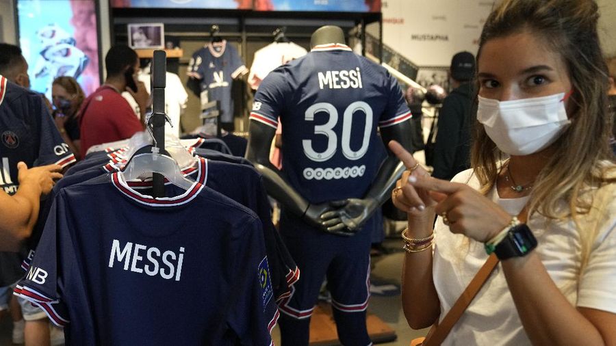 Jersey Lionel Messi diserbu fans. (AP/Francois Mori)