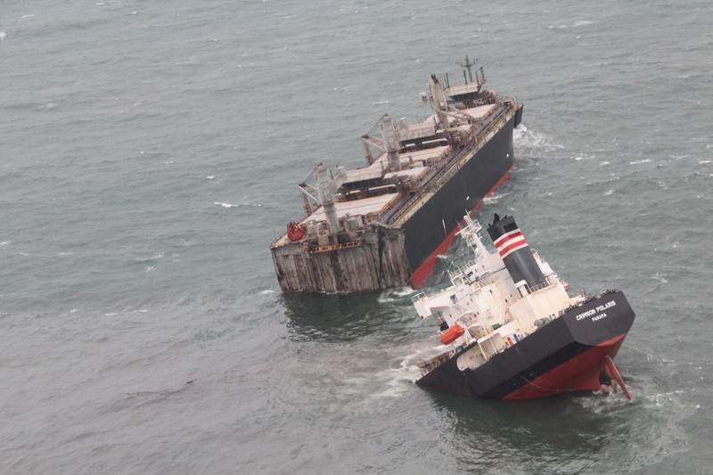 Kapal raksasa terbelah. (Japan Coast Guard via AP) Kapal raksasa terbelah. (Japan Coast Guard via AP)
