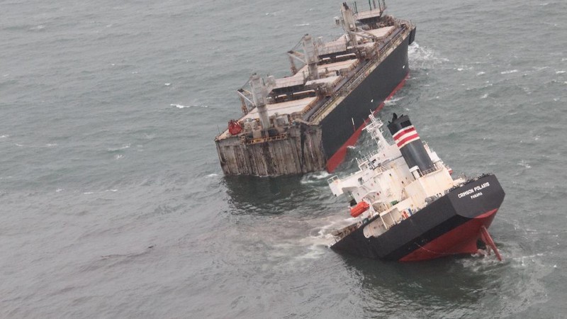 Kapal raksasa terbelah. (Japan Coast Guard via AP)