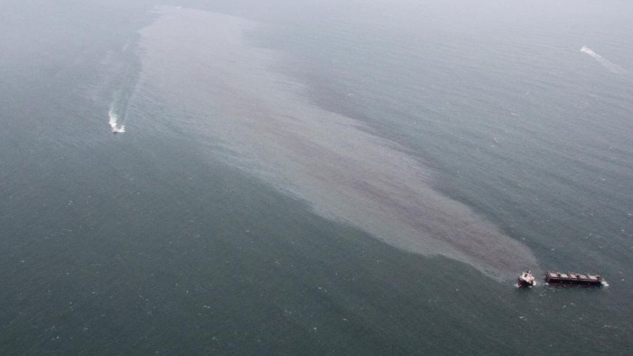 Kapal raksasa terbelah. (Japan Coast Guard via AP)