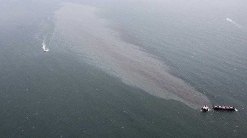 Kapal raksasa terbelah. (Japan Coast Guard via AP)