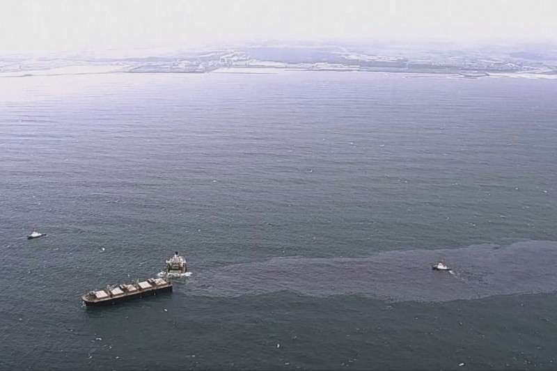 Kapal raksasa terbelah. (Japan Coast Guard via AP) Kapal raksasa terbelah. (Japan Coast Guard via AP)