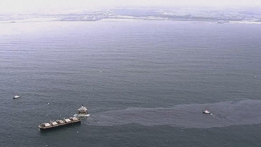 Kapal raksasa terbelah. (Japan Coast Guard via AP)