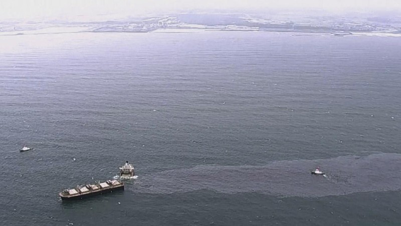 Kapal raksasa terbelah. (Japan Coast Guard via AP)