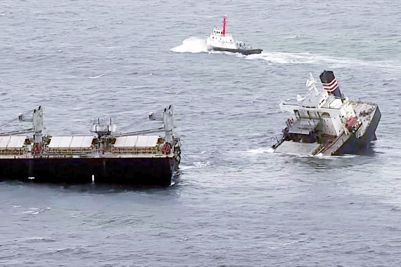 Kapal raksasa terbelah. (Japan Coast Guard via AP) Kapal raksasa terbelah. (Japan Coast Guard via AP)