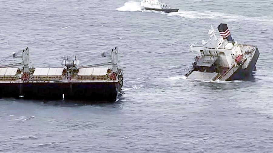Kapal raksasa terbelah. (Japan Coast Guard via AP)