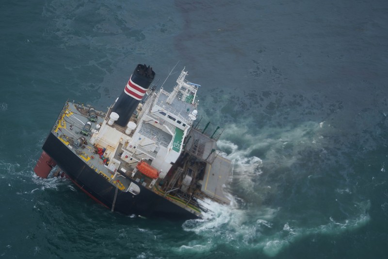 Kapal raksasa terbelah. (Japan Coast Guard via AP) Kapal raksasa terbelah. (Japan Coast Guard via AP)