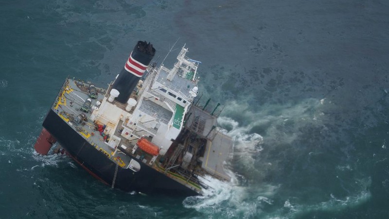Kapal raksasa terbelah. (Japan Coast Guard via AP)