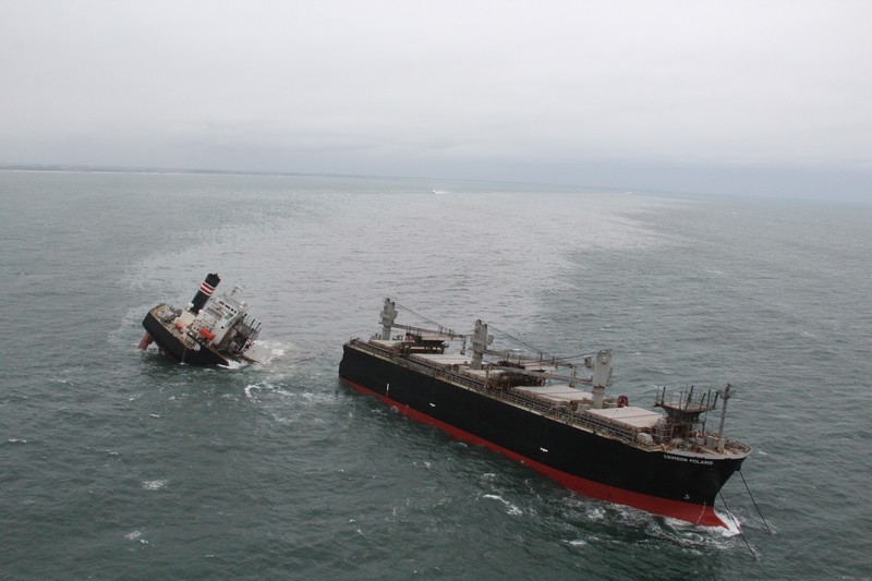 Kapal raksasa terbelah. (Japan Coast Guard via AP) Kapal raksasa terbelah. (Japan Coast Guard via AP)
