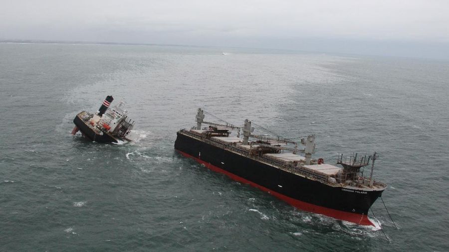 Kapal raksasa terbelah. (Japan Coast Guard via AP)