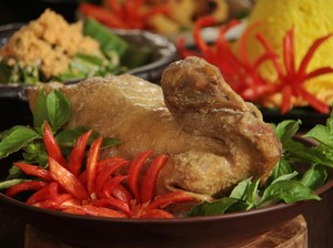 Spesial! Ayam Ingkung dan Garang Asem Bambu di Resto Tradisional Jogja