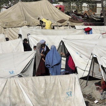 Dikepung Taliban, Warga Afghanistan Kabur ke Tenda-Tenda