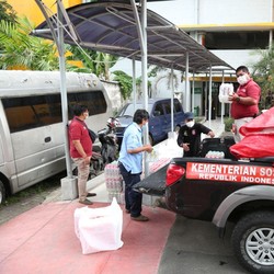 Peduli Warga-Nakes, CT ARSA Distribusikan Paket Makanan Sehat