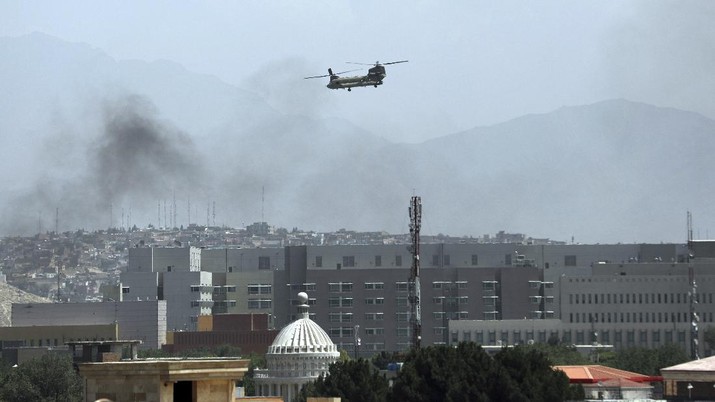 Afghanistan A U.S. Chinook helicopter flies over the city of Kabul, Afghanistan, Sunday, Aug. 15, 2021. Taliban fighters entered the outskirts of the Afghan capital on Sunday, further tightening their grip on the country as panicked workers fled government offices and helicopters landed at the U.S. Embassy. (AP Photo/Rahmat Gul)