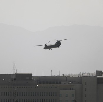 Bak Film Perang, Ini Potret Evakuasi Diplomat AS dari Kabul