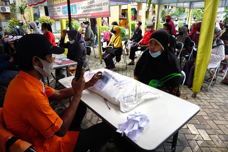Kantor Pos Tengerang mencatat ada sekitar 191.433 keluarga penerima manfaat (KPM) di Kota Tangerang yang telah menerima bantuan sosial (bansos) berupa beras.  (CNBC Indonesia/Tri Susilo)