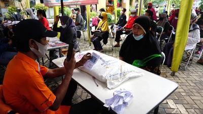 Kantor Pos Tengerang mencatat ada sekitar 191.433 keluarga penerima manfaat (KPM) di Kota Tangerang yang telah menerima bantuan sosial (bansos) berupa beras. (CNBC Indonesia/Tri Susilo) Kantor Pos Tengerang mencatat ada sekitar 191.433 keluarga penerima manfaat (KPM) di Kota Tangerang yang telah menerima bantuan sosial (bansos) berupa beras. (CNBC Indonesia/Tri Susilo)