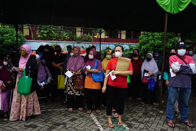 Kantor Pos Tengerang mencatat ada sekitar 191.433 keluarga penerima manfaat (KPM) di Kota Tangerang yang telah menerima bantuan sosial (bansos) berupa beras.  (CNBC Indonesia/Tri Susilo)