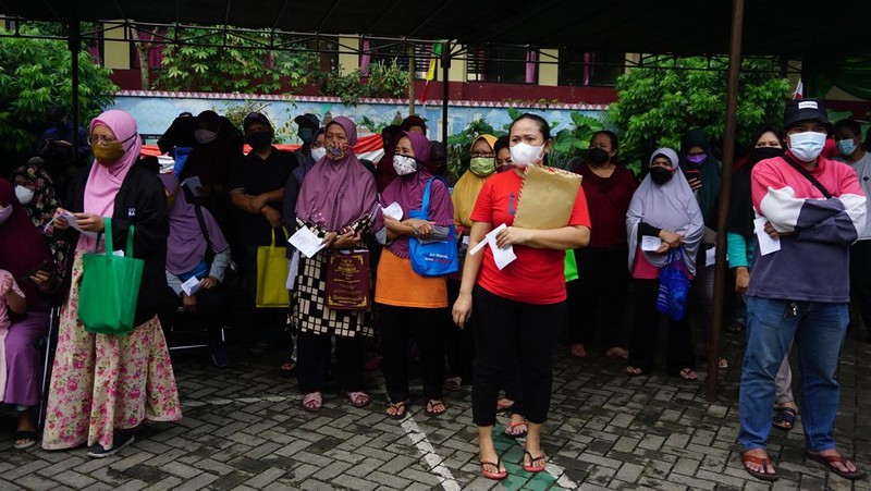 Kantor Pos Tengerang mencatat ada sekitar 191.433 keluarga penerima manfaat (KPM) di Kota Tangerang yang telah menerima bantuan sosial (bansos) berupa beras.  (CNBC Indonesia/Tri Susilo)