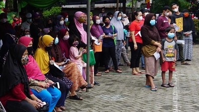 Kantor Pos Tengerang mencatat ada sekitar 191.433 keluarga penerima manfaat (KPM) di Kota Tangerang yang telah menerima bantuan sosial (bansos) berupa beras.  (CNBC Indonesia/Tri Susilo)