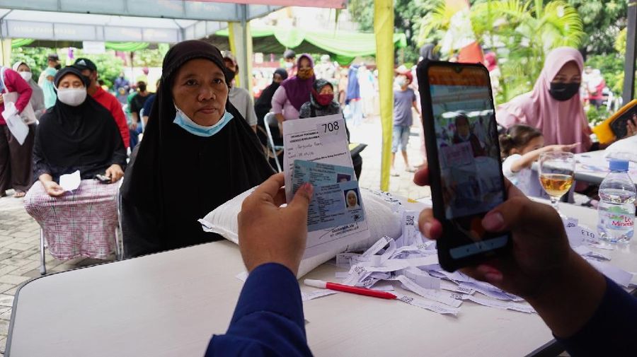 Kantor Pos Tengerang mencatat ada sekitar 191.433 keluarga penerima manfaat (KPM) di Kota Tangerang yang telah menerima bantuan sosial (bansos) berupa beras.  (CNBC Indonesia/Tri Susilo)