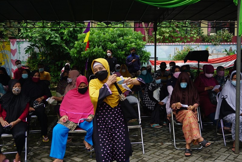 Kantor Pos Tengerang mencatat ada sekitar 191.433 keluarga penerima manfaat (KPM) di Kota Tangerang yang telah menerima bantuan sosial (bansos) berupa beras.  (CNBC Indonesia/Tri Susilo)