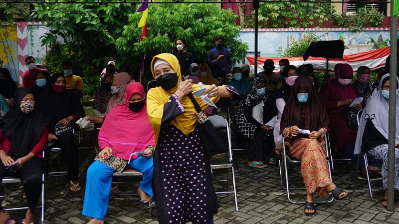 Kantor Pos Tengerang mencatat ada sekitar 191.433 keluarga penerima manfaat (KPM) di Kota Tangerang yang telah menerima bantuan sosial (bansos) berupa beras.  (CNBC Indonesia/Tri Susilo)