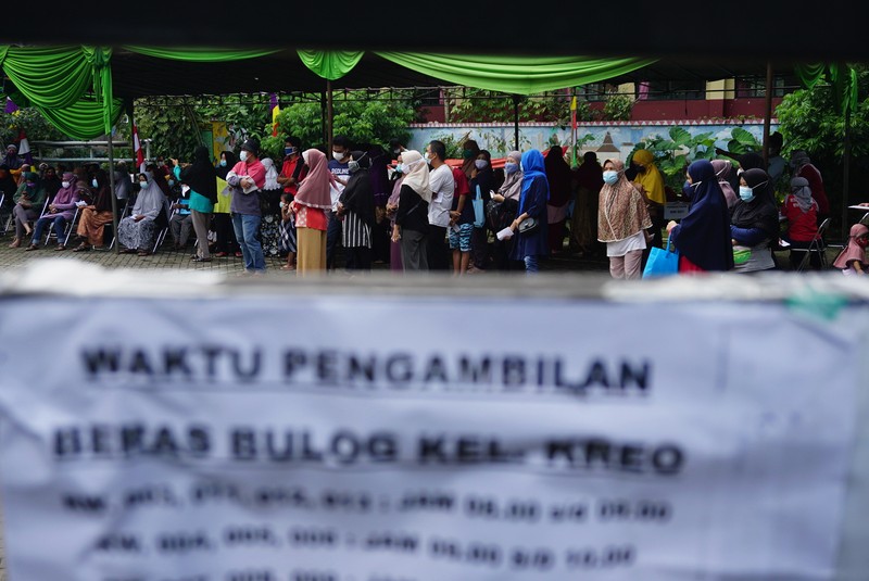 Kantor Pos Tengerang mencatat ada sekitar 191.433 keluarga penerima manfaat (KPM) di Kota Tangerang yang telah menerima bantuan sosial (bansos) berupa beras.  (CNBC Indonesia/Tri Susilo)