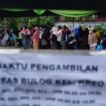 Potret Warga Tangerang saat Antre Bansos Beras Tahap Dua