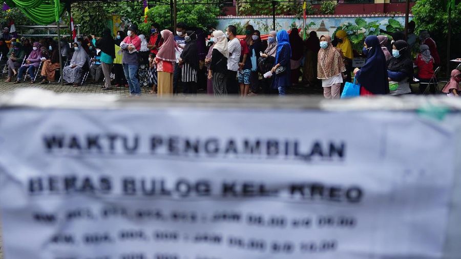 Kantor Pos Tengerang mencatat ada sekitar 191.433 keluarga penerima manfaat (KPM) di Kota Tangerang yang telah menerima bantuan sosial (bansos) berupa beras.  (վ/Tri Susilo)