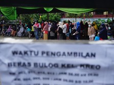 Potret Warga Tangerang saat Antre Bansos Beras Tahap Dua