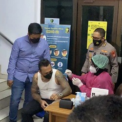 Akhirnya! Jerinx SID Disuntik vaksin Covid-19